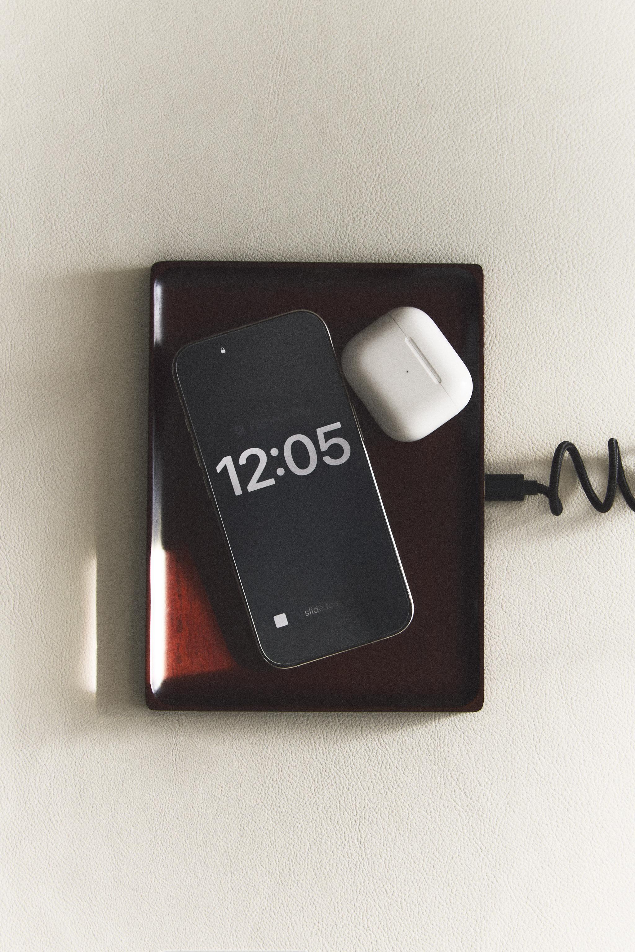 PLATEAU EN BOIS CHARGEUR MOBILE